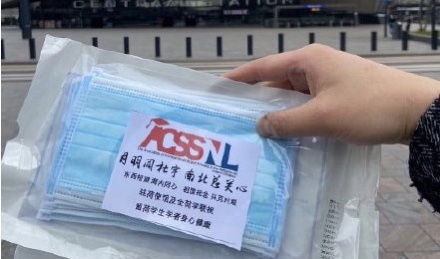 留学生自豪收到中国使馆健康包，手写诗、口罩、消毒液、医用包，细节走心了
